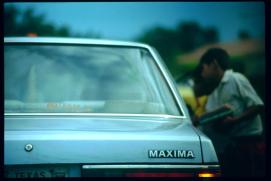 Nicaragua 1992/car window cleaners at an intersection/limpiadores de parabrisas en un cruce de calles